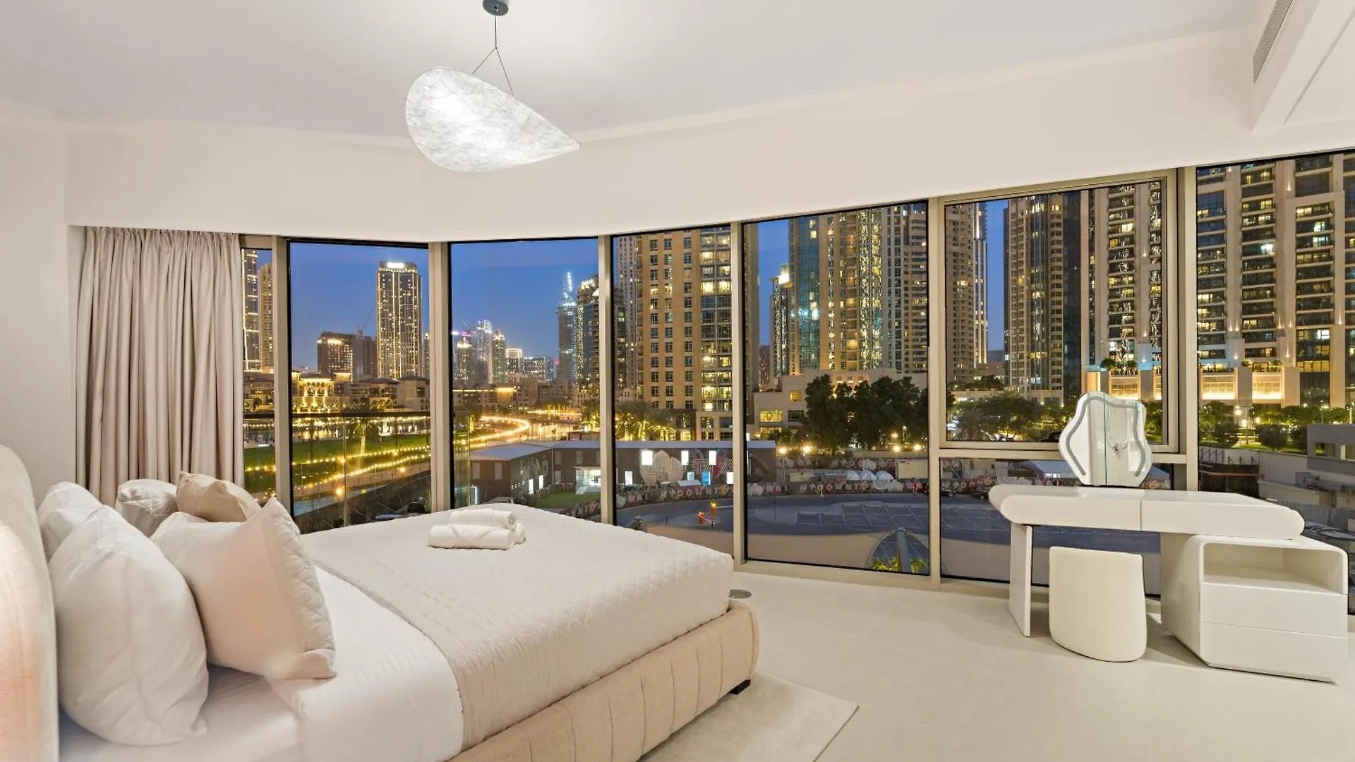 Apartamento Panoramic 2Br With Pool & Burj View Next To Mall Dubai Emirados Árabes Unidos